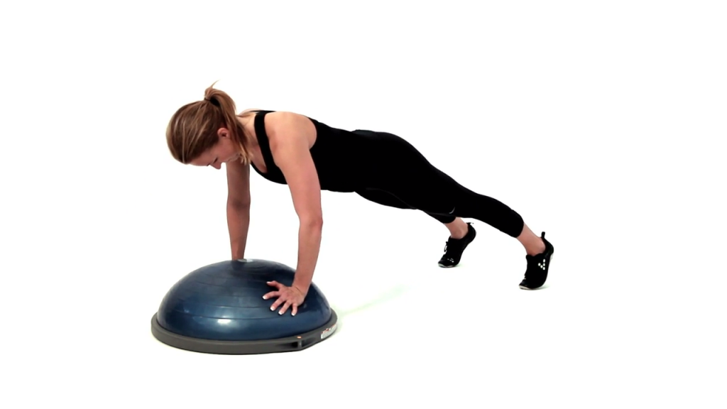 Sportive faisant de la proprioception pour renforcer ses muscles stabilisateurs