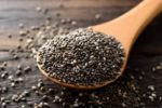 Graines de chia sur une cuillère en bois