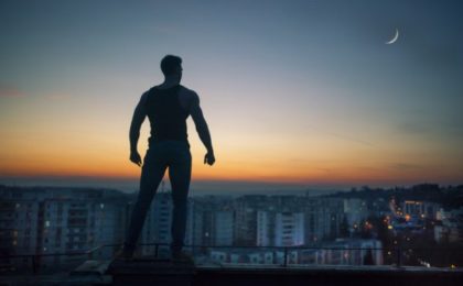 Homme sur fond de soleil levant