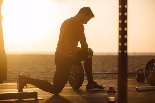 Homme pratiquant la musculation au soleil