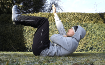 Homme qui fait un crunch