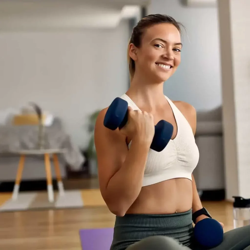 Végétalienne sportive qui pratique le fitness