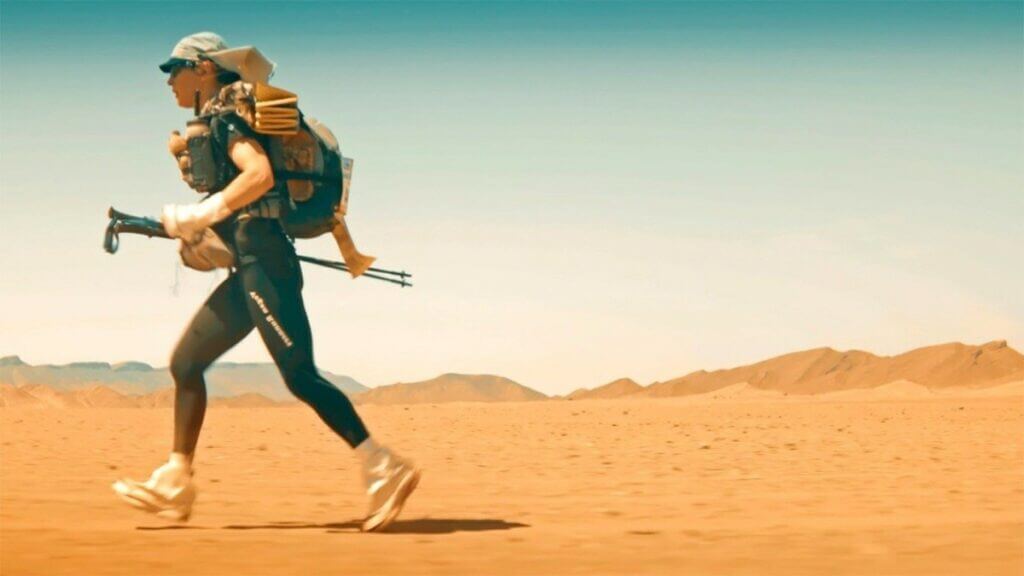 Fiona Oakes dans le désert pendant un ultra-marathon