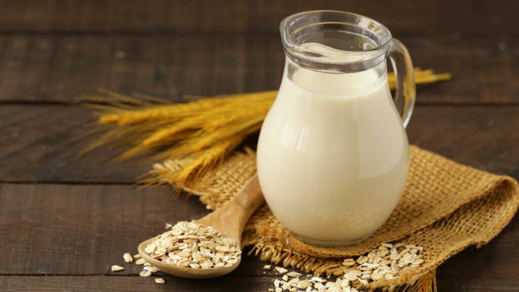 Pot de lait posé sur une table