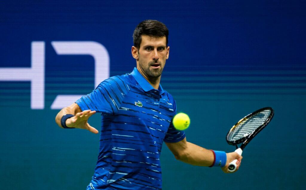 Novak Djokovic préparant son coup droit dans un match de tennis