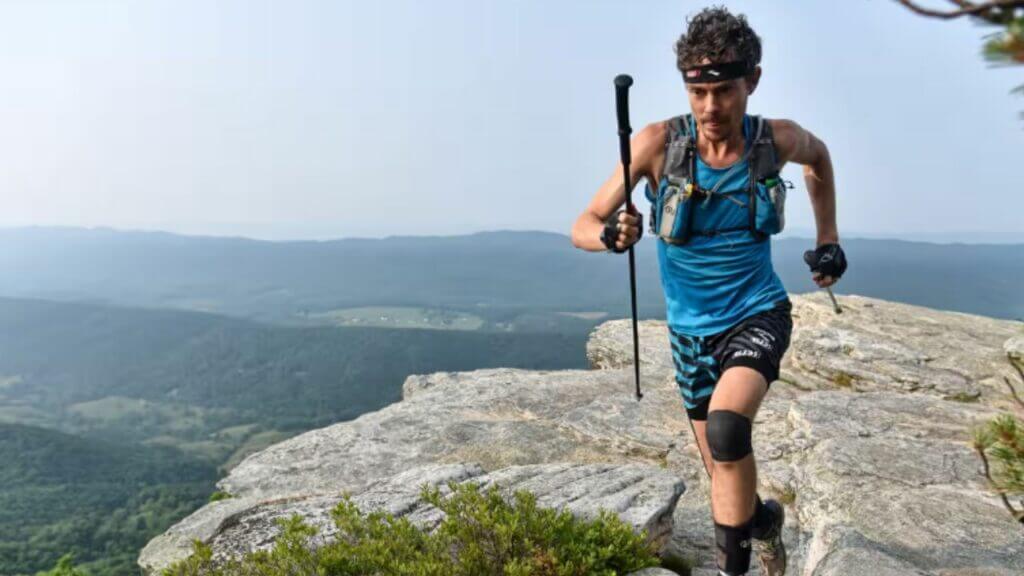 Scott Jurek dans les montagnes pendant un ultra-marathon