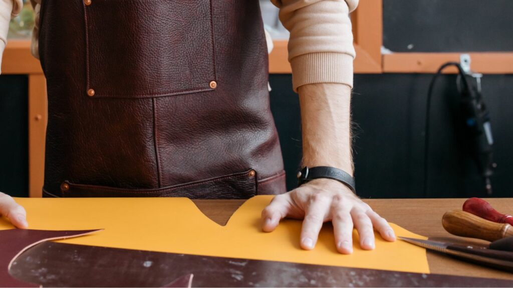 Artisan travaillant avec du cuir vegan