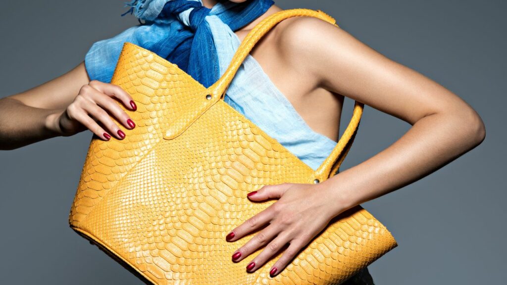 Femme avec un sac en cuir vegan