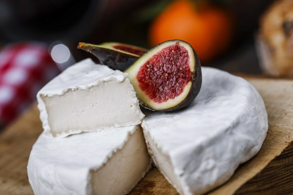 Fromage vegan avec une figue dessus