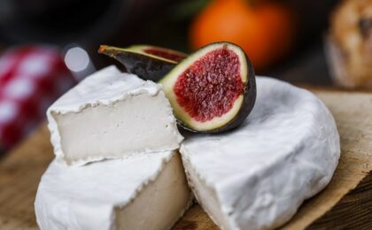 Fromage vegan avec une figue dessus