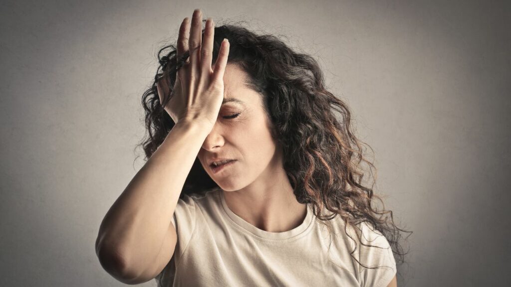 Femme tapant sa tête d'énervement
